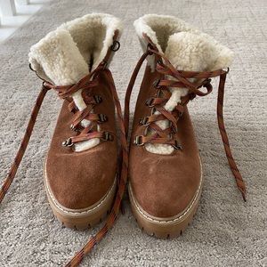 Lace up boot with shearling detail